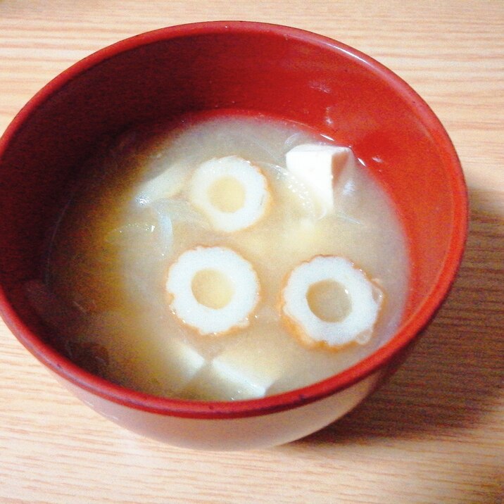豆腐と玉ねぎとちくわの味噌汁